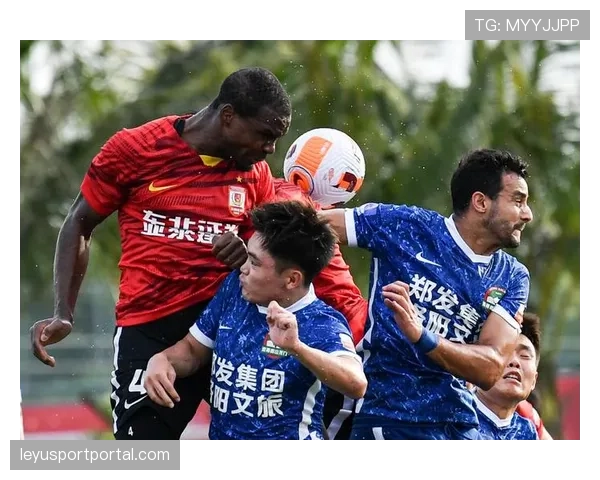 VAR介入判罚点球,长春亚泰与河南队比赛一度中断五分钟 VAR介入判罚点球,长春亚泰与河南队比赛一度中断五分钟